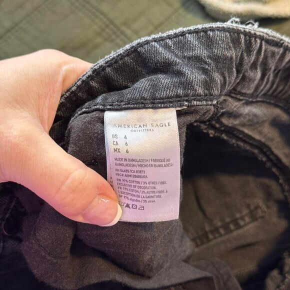 AE crossover waist shorts // Size 6 - Picture 4 of 4